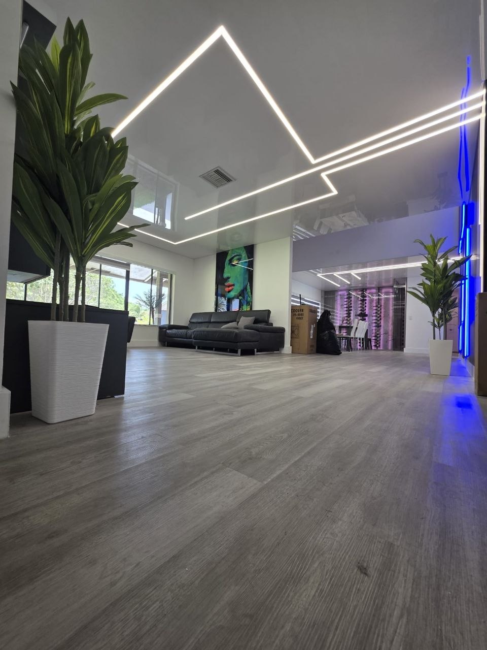Gloss ceiling with angled light lines, Doral